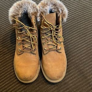 Timberland fur trimmed size 4